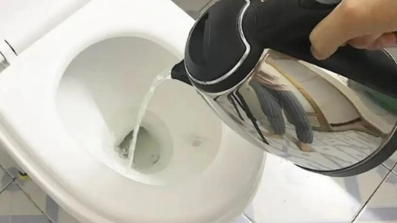 Muối và nước nóng là 2 nguyên liệu dễ tìm để thông bồn cầu bị nghẹt