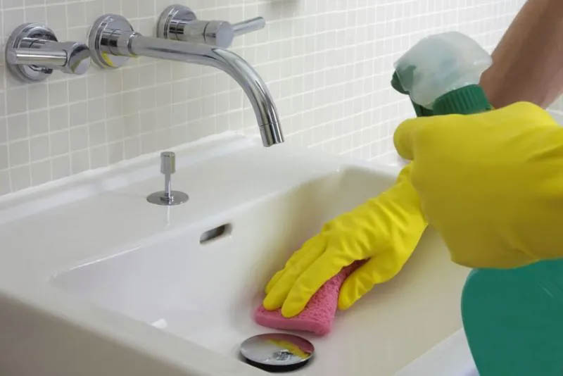 Vệ sinh chậu rửa Lavabo bằng xà phòng và nước ấm
