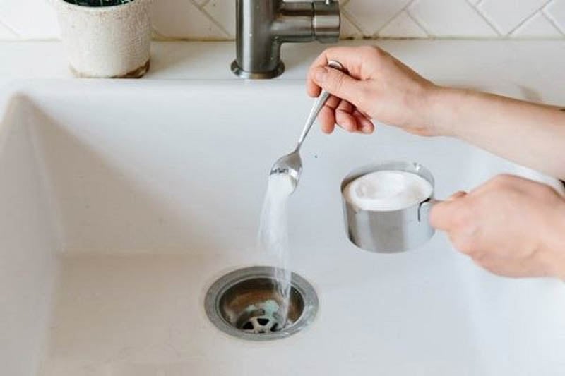 Dùng baking soda để làm sạch chậu rửa Lavabo