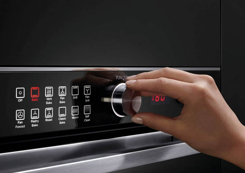 Vệ sinh bằng tính năng tự làm sạch của lò nướng