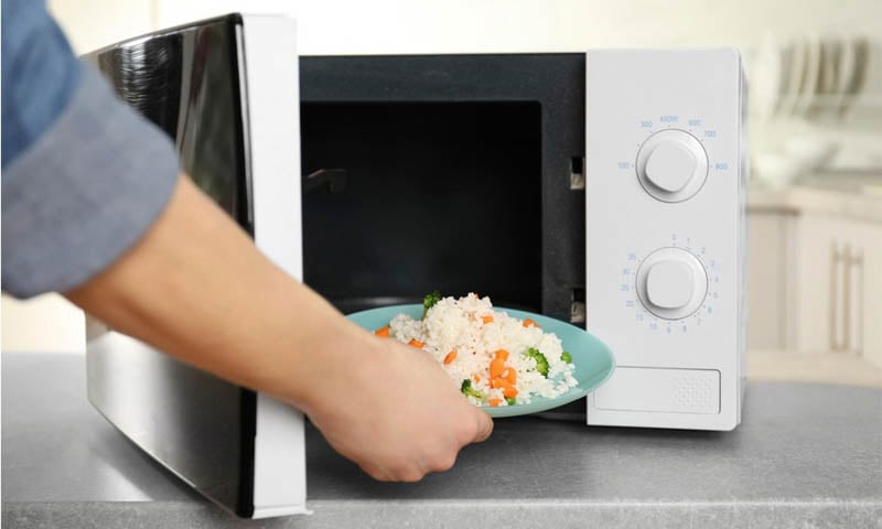 Cách làm cơm bớt nhão bằng lò vi sóng