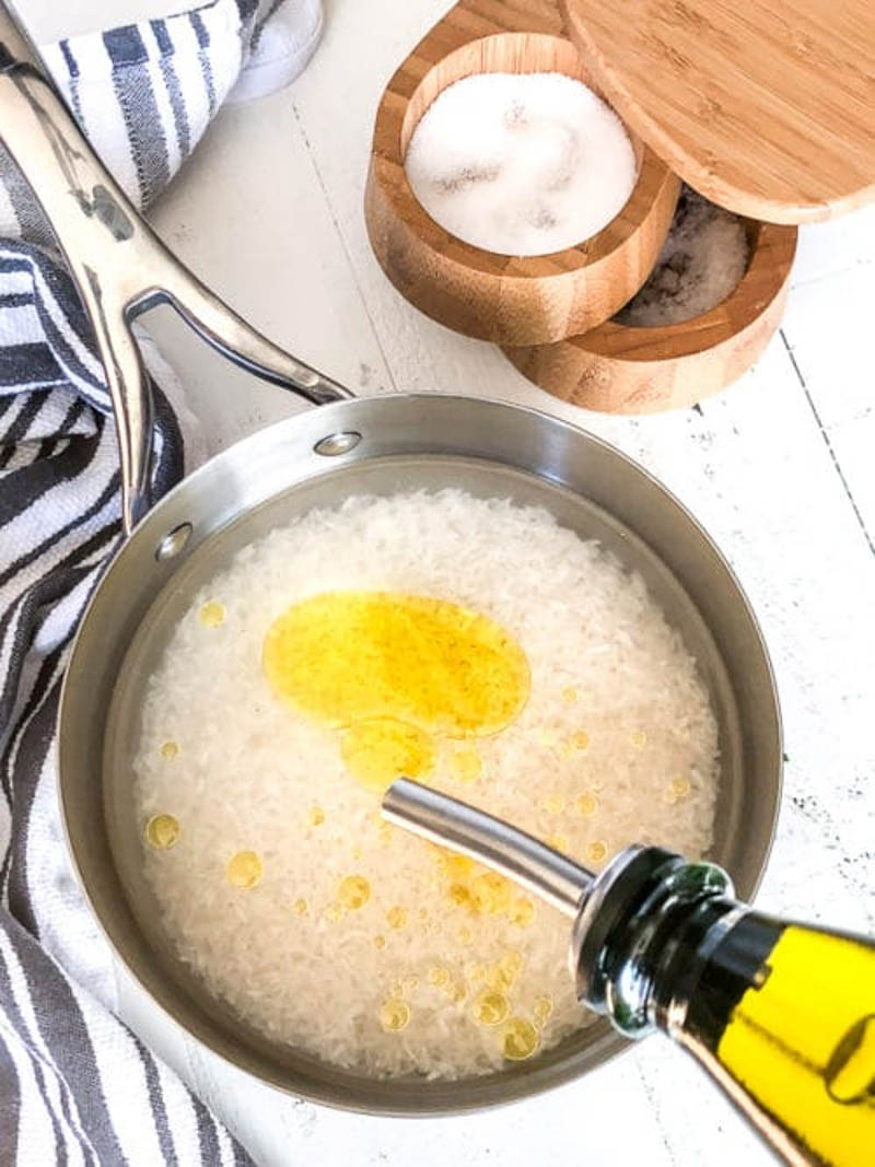 Thêm muối và dầu vào nồi cơm