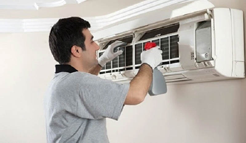  Vệ sinh các bộ phận trong khu vực dàn lạnh