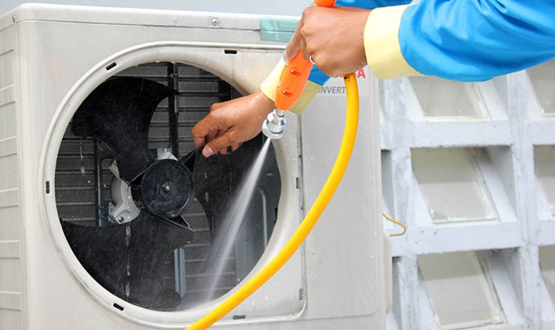 Vệ sinh bộ phận của dàn nóng