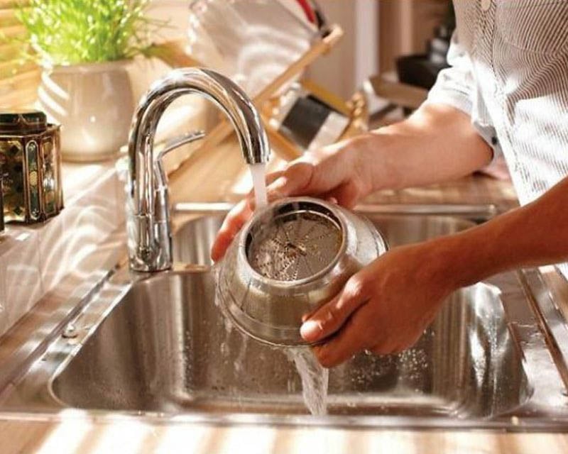 Vệ sinh các bộ phận của máy ép trái cây