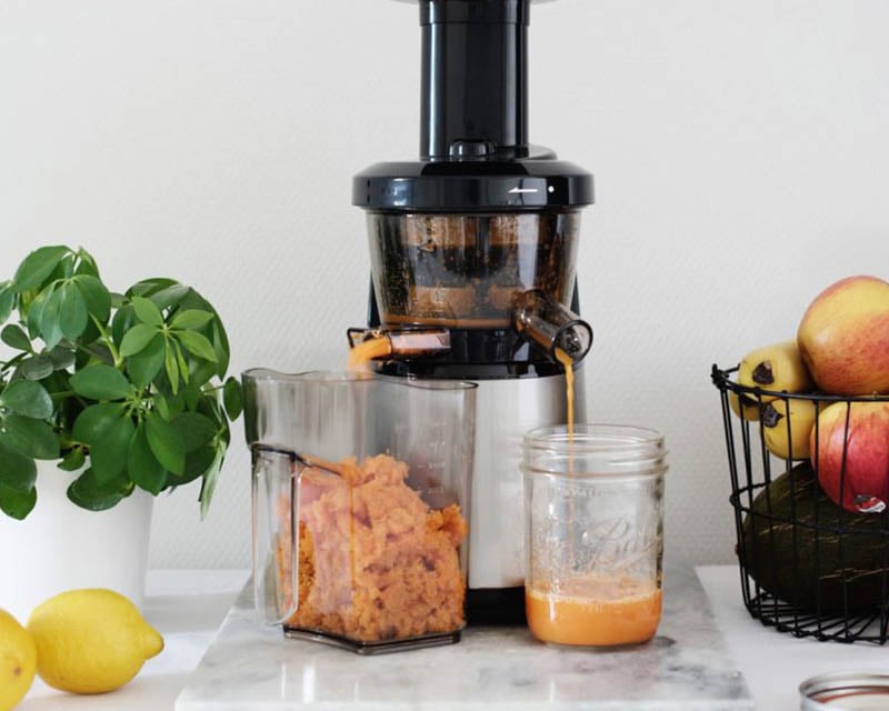 Chuẩn bị cốc hứng nước và khay đựng bã