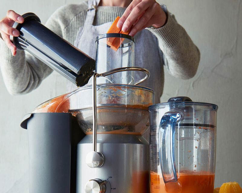 Bắt đầu để trái cây vào máy ép