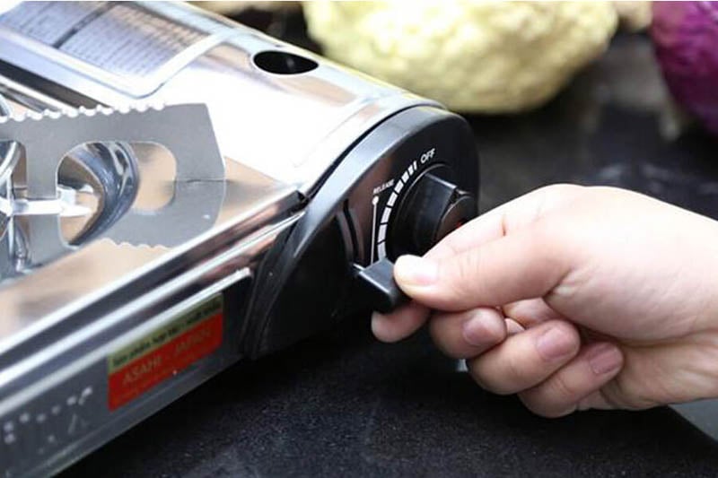Di chuyển cần gạt xuống vị trí khóa