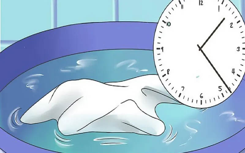 Ngâm rèm trong nước giặt để làm mềm vết bẩn