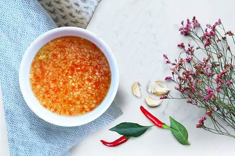 Pha chế nước chấm thơm ngon là điểm cộng cho bữa ăn