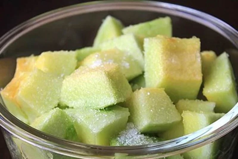 Đường tạo độ ngọt và giữ màu cho dưa