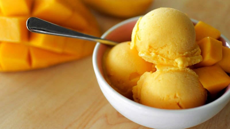 Bạn có thể thêm một ít thịt xoài để kích thích vị giác