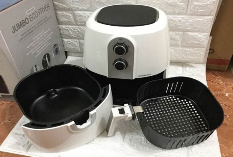 Tháo giỏ chiên, ngăn chiên của nồi chiên không dầu