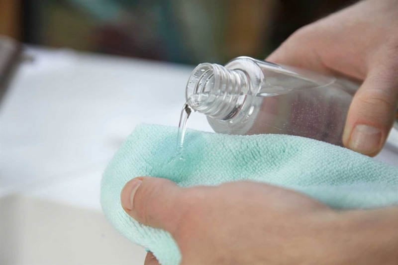 Cách tẩy áo trắng bị ngả màu bằng oxy già