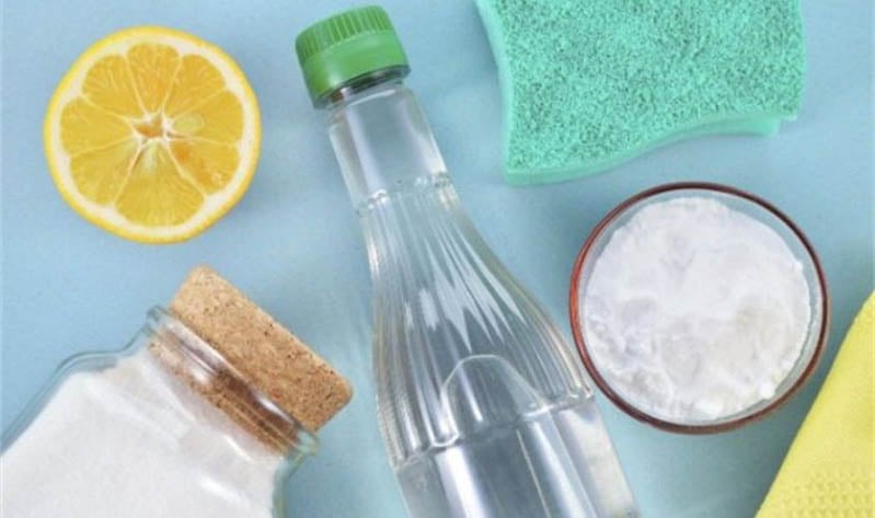 Cách tẩy áo trắng  bị ngả màu bằng muối,  chanh và bột giặt