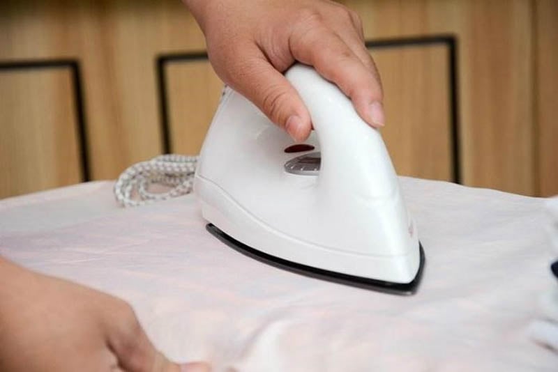 Ủi 2 tà áo dài