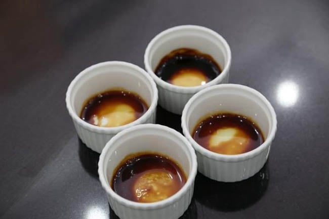 Đổ caramen vào khuôn