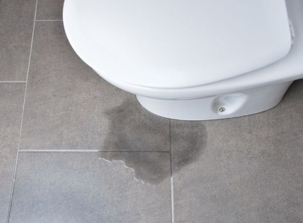 Sửa bồn cầu rỉ nước do tiếp xúc với sàn nhà bị nứt