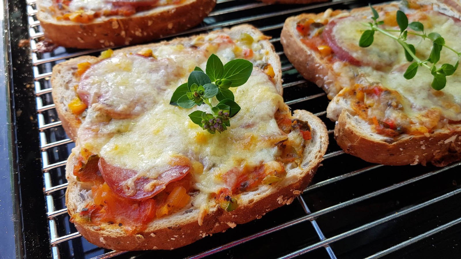 4. Các Lưu Ý Quan Trọng Khi Làm Pizza Bằng Bánh Mì Sandwich