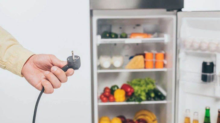 Nên chờ vài giờ trước khi cắm điện tủ lạnh lại