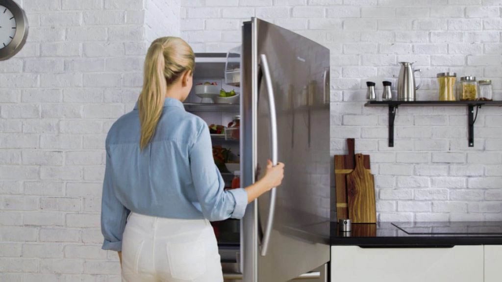 Không nên cắm điện tủ lạnh ngay sau khi vừa rút điện