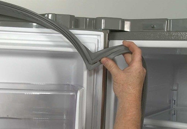 Gioang cao su bị hở là lý do thường xuyên làm cho tủ bị nóng 2 bên