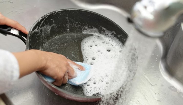 Hãy vệ sinh chảo đúng cách để kéo dài tuổi thọ của lớp chống dính