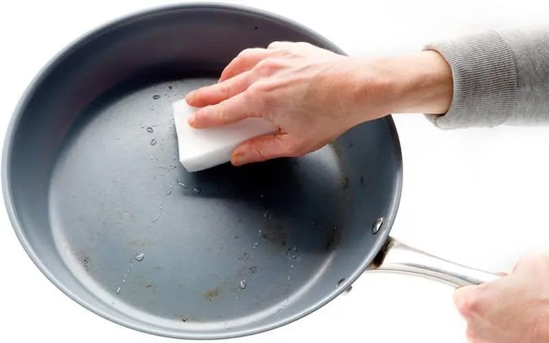 Dùng sữa tươi đánh bay thức ăn dính trên chảo chống dính