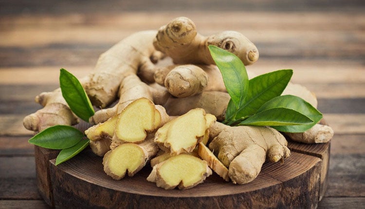 Dùng gừng tươi chà xát lên mặt chảo trước khi chiên, rán