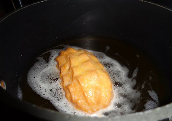 Tiến hành chiên bột bánh