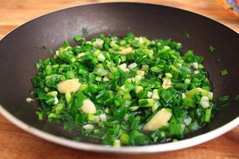 Làm mỡ hành cho món hàu nướng