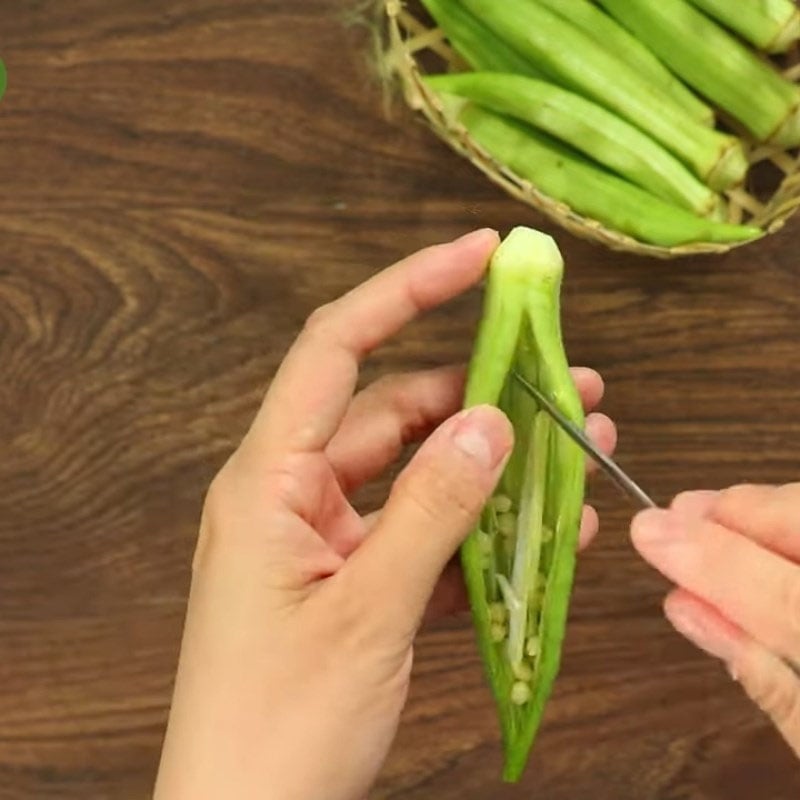  Sơ chế các nguyên liệu để nướng đậu bắp