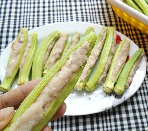 Thêm nhân và nhồi vào trong đậu bắp