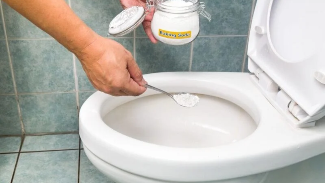 Có thể thông bồn cầu bằng baking soda, giấm và nước nóng