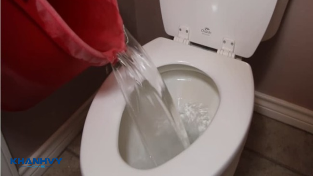 Sử dụng áp lực nước để thông bồn cầu bị nghẹt