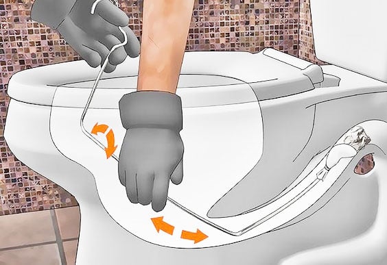 Sử dụng móc quần áo để thông bồn cầu
