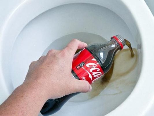 Thông bồn cầu bị tắc giấy vệ sinh bằng coca