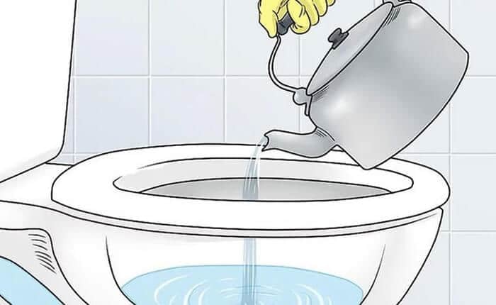 Thông cống với nước nóng