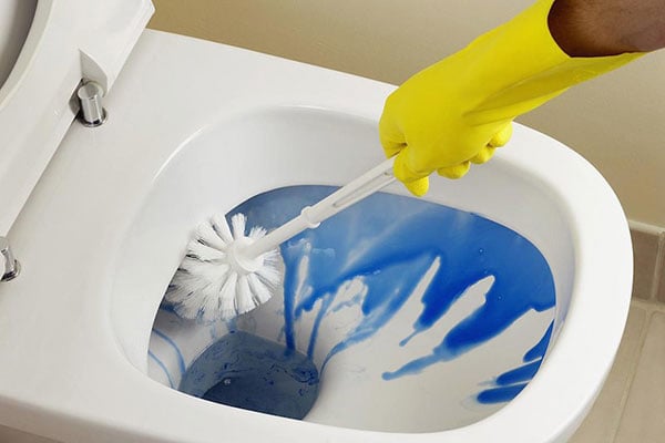 Làm gì khi hít phải nước tẩy bồn cầu?