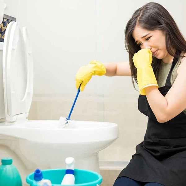 Hậu quả hít phải nước tẩy bồn cầu