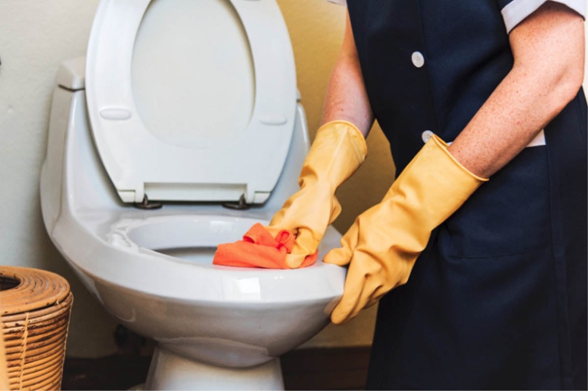 Cách xử lý khi tiếp xúc với chất tẩy rửa bồn cầu