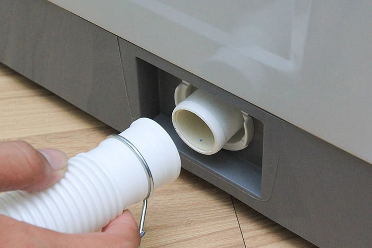 Do đường ống thoát nước có vấn đề hoặc lắp thấp hơn lỗ thoát nước
