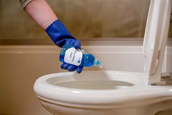 Sử dụng hóa chất chuyên nghiệp để xử lý