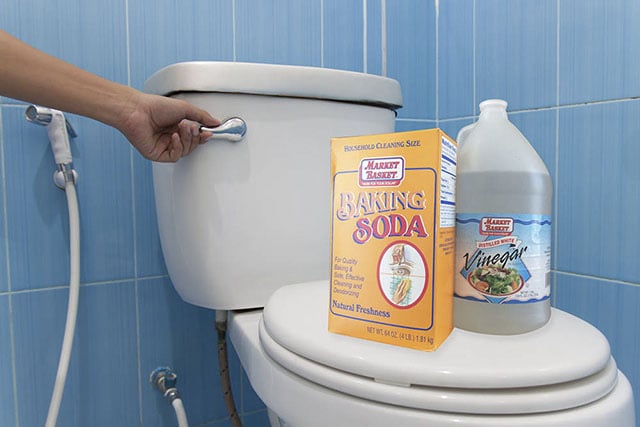 Sử dụng kết hợp baking soda, giấm và nước ấm