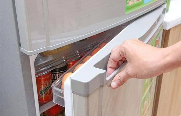 Cửa tủ lạnh hở chính là nguyên nhân gây cho tủ lạnh bị nóng