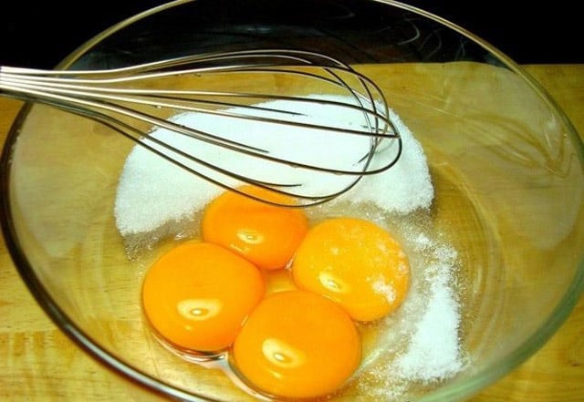 Tách lòng đỏ và lòng trắng ra tô riêng