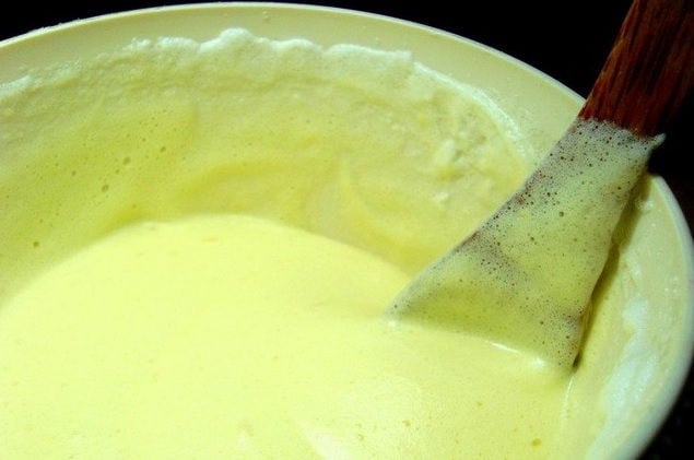 Đánh đến khi hỗn hợp sánh mịn có màu nhạt