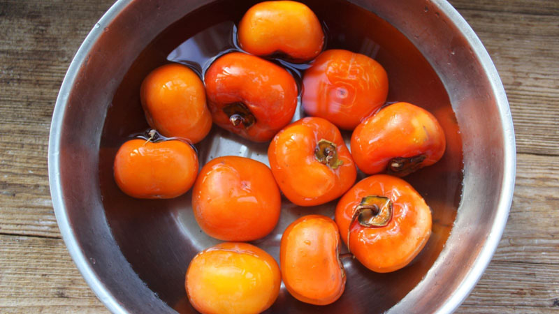 Ngâm hồng với nước ấm