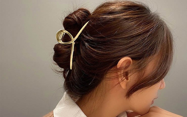 Tạo kiểu bồng bềnh cho tóc bằng kẹp càng cua