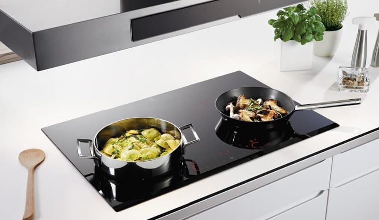 Hãy sử dụng nồi và chảo có đáy phẳng để tối ưu hóa tiếp xúc với bề mặt đun nhiệt